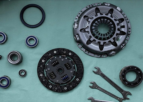 Por que diferentes marcas de carros podem usar as mesmas peças?