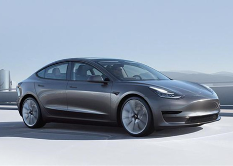 Painel do Tesla Model Y indica problema no fluido de freio!