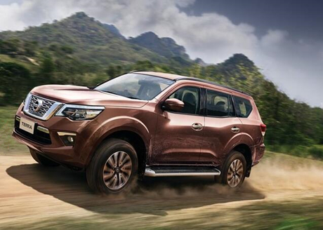 Após percorrer 40.000 quilômetros em 3 anos, o Nissan Terra chega à concessionária para manutenção.