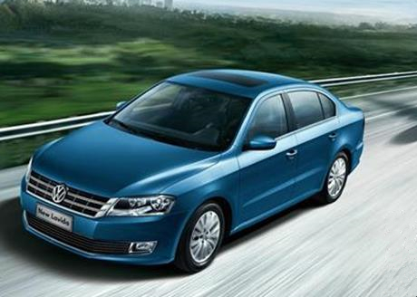 Qual é o estado da parte interna do para-choque dianteiro do Volkswagen Lavida?